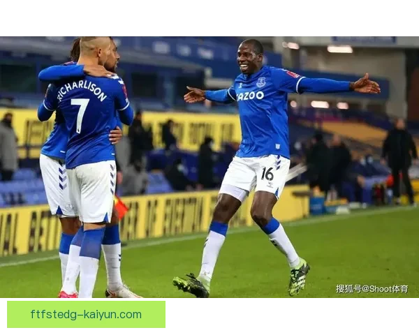 阿什拉夫状态回暖，特林康表现值得关注，两人竞争激烈